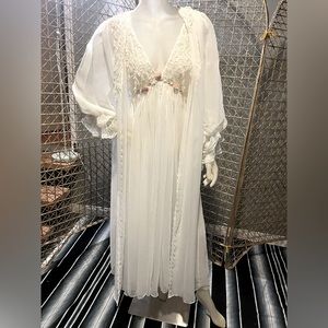 Beautiful Vintage Cabernet 2 piece set.